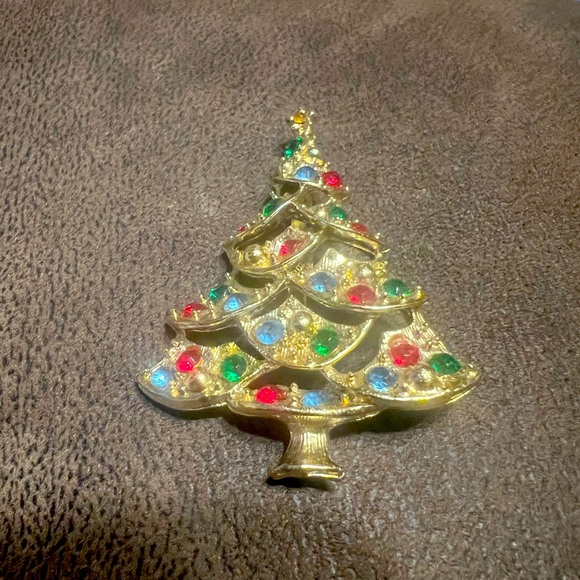 Jewelry - Gold Christmas Treen Brooch